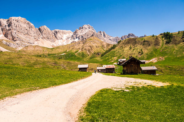 Wooden small cabins in Italian Dolomite Alps mountains - Foto, Imagem