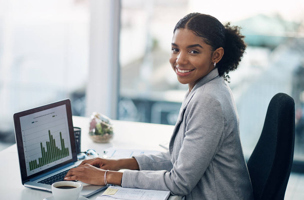 Datos, laptop y retrato de la contadora que trabaja en estrategia financiera como crecimiento en startup con sonrisa. Feliz, ordenador y asesor financiero africano emocionado por el progreso en el informe gráfico. - Foto, imagen