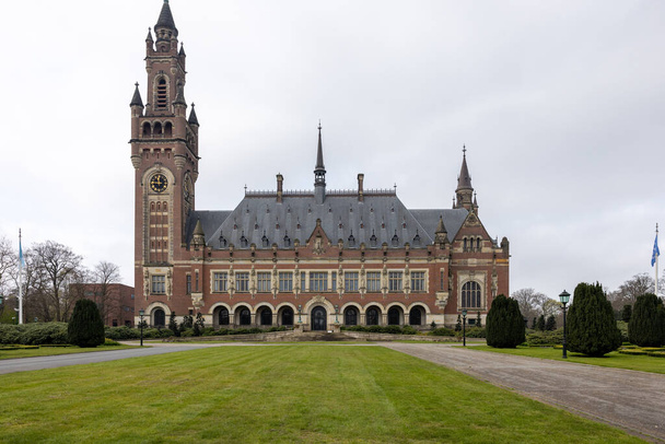 Hága, Hollandia - 2023. április 17.: Békepalota Hágában, Hollandiában.A Nemzetközi Jogi Közigazgatási Épület, amely a Nemzetközi Bíróságnak ad otthont  - Fotó, kép