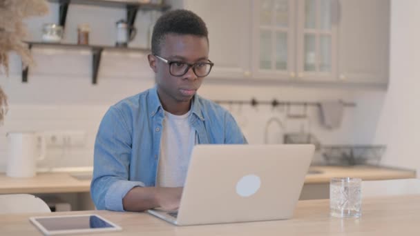 Giovane uomo africano che lavora sul computer portatile
 - Filmati, video