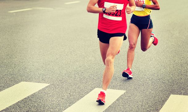 フィットネスと道路にアクティブなライフ スタイルの健康的な足で競合する正体不明のマラソン選手 - 写真・画像