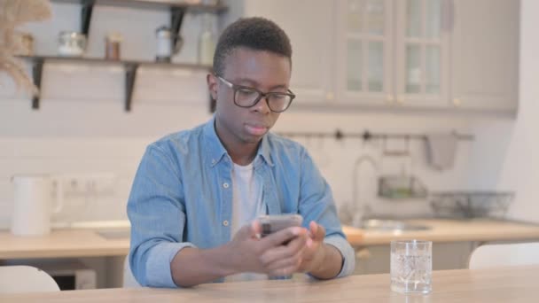 若いアフリカ人男性スマートフォンで話す - 映像、動画