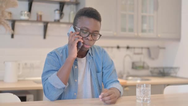 Joven empresario molesto gritando en el Smartphone - Metraje, vídeo