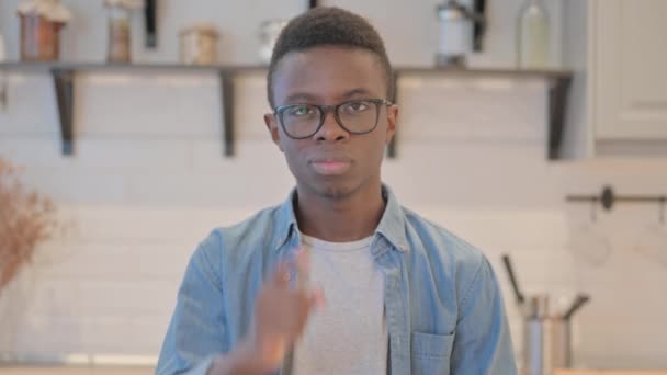 Portrét mladého Afričana zvoucího nové lidi - Záběry, video