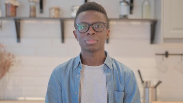 Портрет молодого африканця Трясе голову в прийнятті
 - Кадри, відео