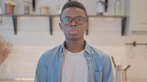 Ritratto di giovane africano con dito sulle labbra - Filmati, video