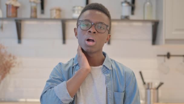 Ritratto di giovane africano stanco con dolore al collo - Filmati, video