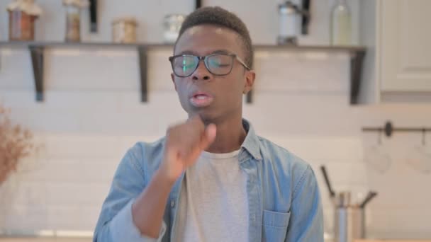 Retrato de un joven africano enfermo tosiendo en el cargo - Imágenes, Vídeo