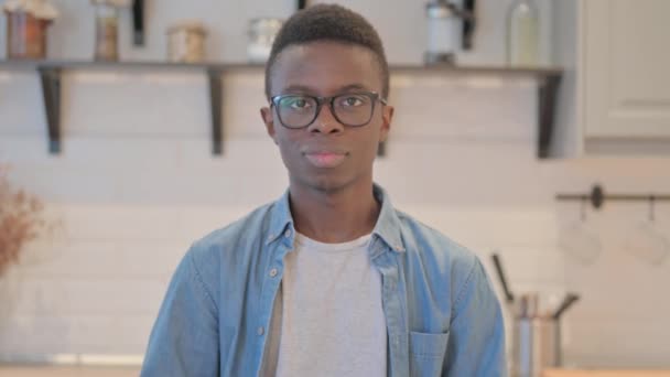 Primo piano del giovane africano che conta i soldi - Filmati, video