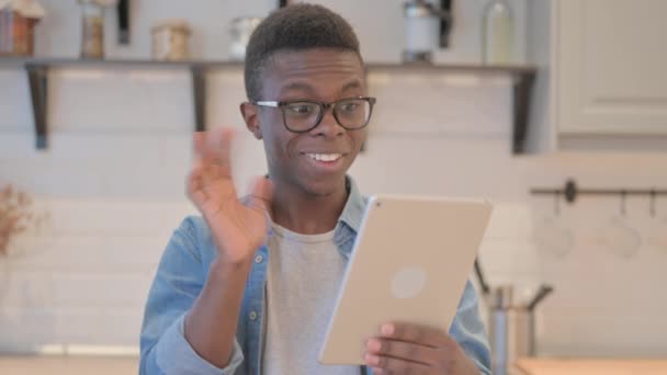 若いアフリカ人男性の肖像｜タブレット上でビデオチャットを行う - 映像、動画