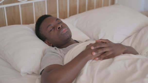 Scioccato giovane africano svegliarsi nella disperazione dopo l'incubo - Filmati, video