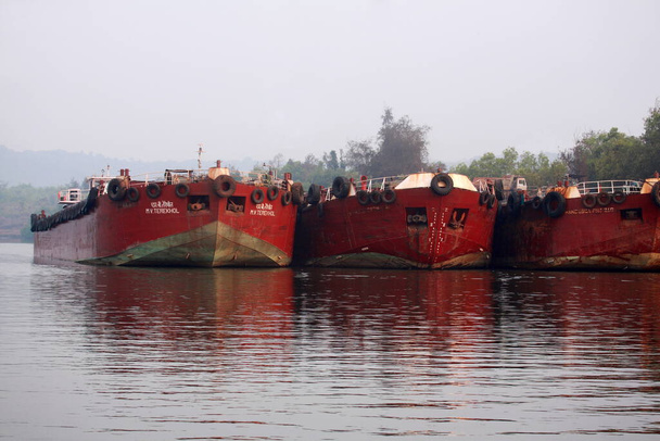 Barcazas estacionadas en el río Mandovi, Goa - Foto, imagen