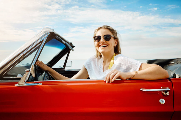 Raten Sie mal, wohin es im Kopf geht. eine glückliche junge Frau genießt einen sommerlichen Roadtrip - Foto, Bild