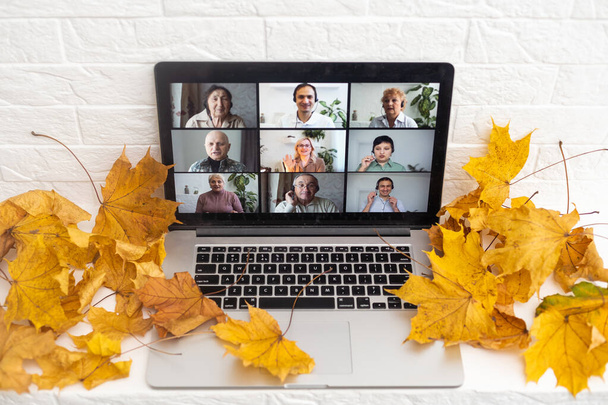száraz őszi levelek és laptop video chat. - Fotó, kép