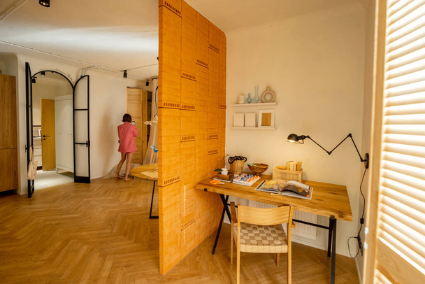 Vista interna dello spazio di lavoro separato da un muro di mattoni in elegante monolocale - Foto, immagini