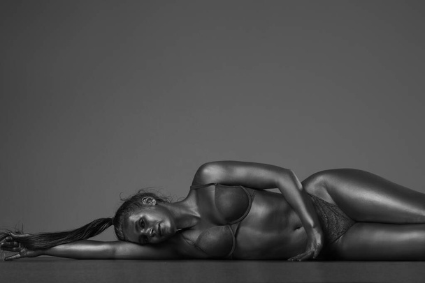 jonge vrouw met atletisch lichaam en grote billen - Foto, afbeelding