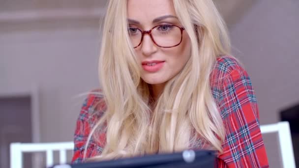 Gözlük Tablet ile meşgul giymiş sarışın kadın - Video, Çekim