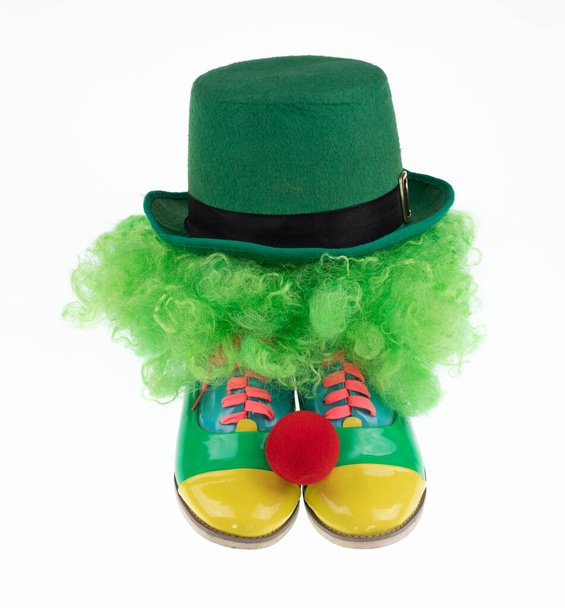 groene clown hoed en laarzen geïsoleerd op witte achtergrond - Foto, afbeelding