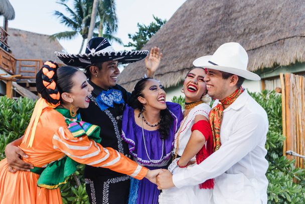 Gruppe mexikanischer Tänzer in traditioneller Tracht, junge lateinamerikanische Menschen in Mexiko Lateinamerika - Foto, Bild