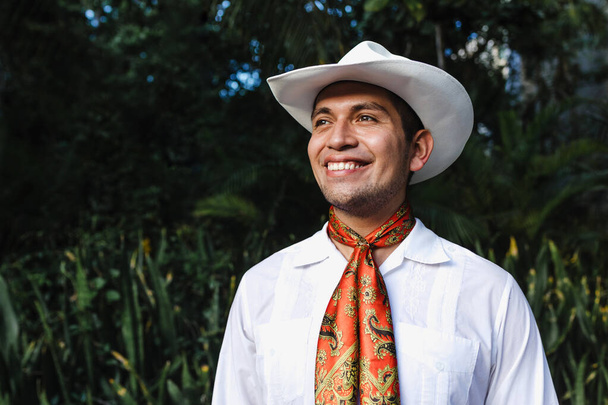 Latinalainen mies yllään perinteinen meksikolainen custom nimeltään "jarocho" perinteinen Veracruz Meksiko Latinalainen Amerikka, nuoret latinot itsenäisyyspäivänä tai cinco de mayo paraati tai kulttuurifestivaali - Valokuva, kuva