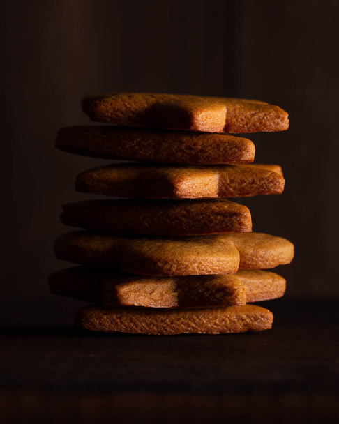 Homemade gingerbread cookies on wooden background. - Foto, Imagem