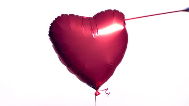 Arrow shot through balloon heart - Metraje, vídeo