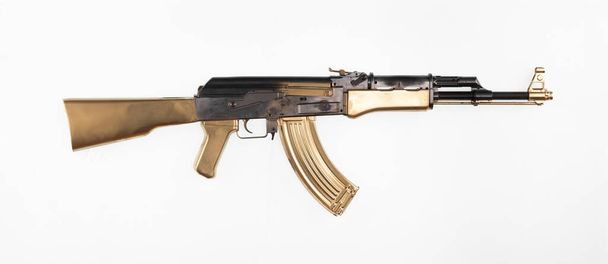 Altın AK-47 Kalaşnikof saldırı tüfeği beyaz arka planda izole edildi - Fotoğraf, Görsel