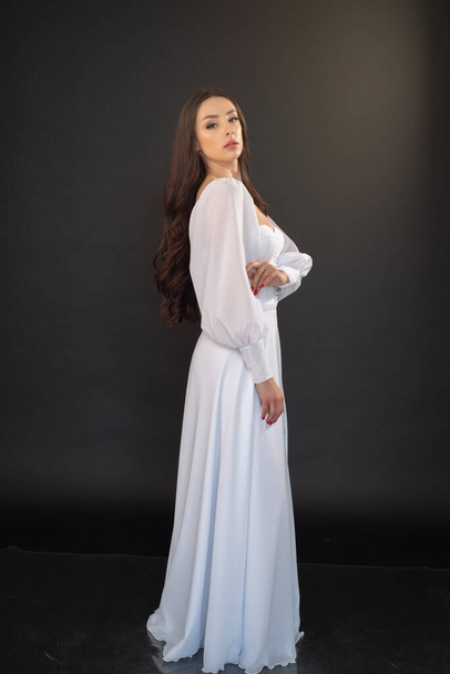 joven hermosa mujer morena en vestido de encaje blanco  - Foto, imagen
