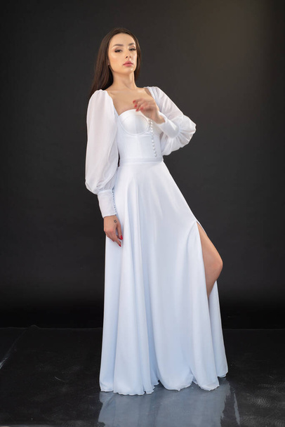 Молода жінка в білій весільній сукні
  - Фото, зображення