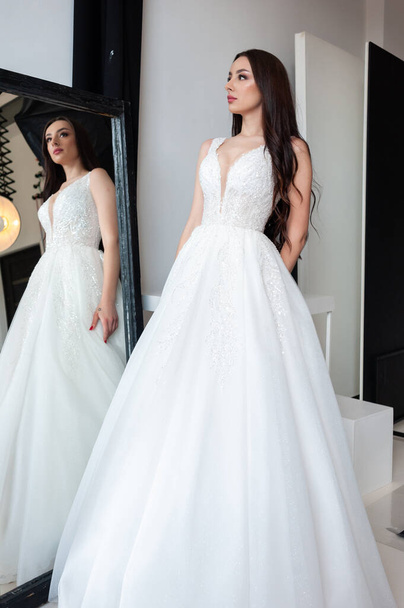 bride in a white dress - Foto, immagini