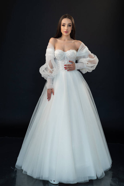  menyasszony pózol esküvői ruha fekete háttér  - Fotó, kép