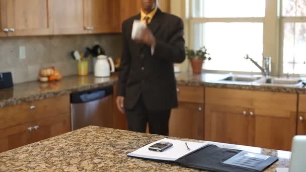 Businessman heading to work - Filmmaterial, Video