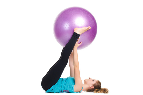 Girl-fitness instructor,shows exercises with a large ball. - Foto, Imagen