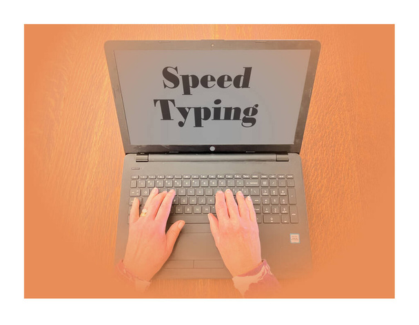 Ein Nahaufnahme-Foto von einem Laptop-Smartphone und zwei weiblichen Händen beim Tippen, mit Grafiken und Text, um Speed-Tippen zu bewerben. - Foto, Bild