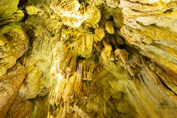 Baar, Svizzera, 29 aprile 2023 Incredibile affascinante formazione rocciosa all'interno della grotta Hoellengrotten - Foto, immagini