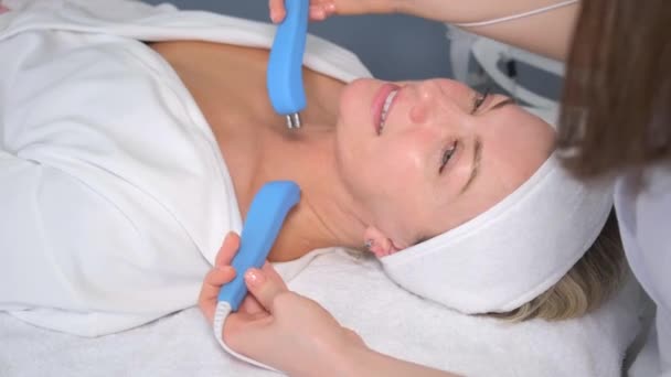  Facial rejuvenation and facelift with microcurrent therapy. Microcurrent therapy. - Footage, Video