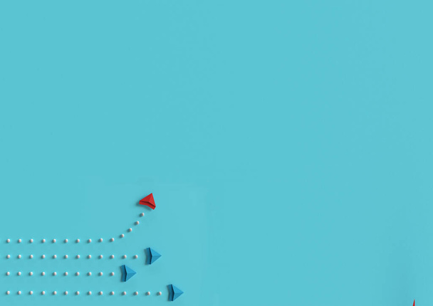 Papier Flugzeug Flügel fliegen Flugzeug Origami rot blau grün Farbe Hintergrund Tapete kopieren Raum Symbol Dekoration Zeichen Geschäft hr Humanressourcen verschiedene Symbol Führung Flugzeug Idee Spielzeug Objekt kreativ - Foto, Bild