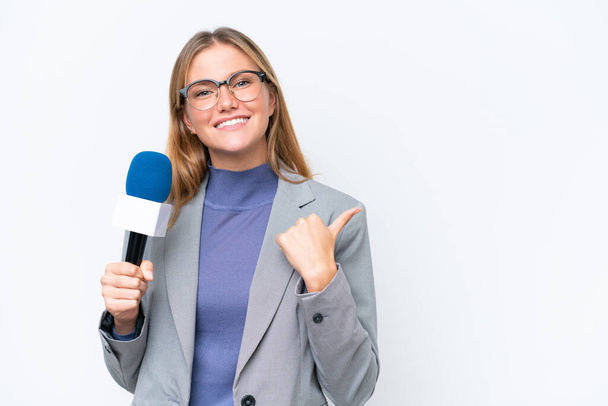 Mladá televizní moderátorka běloška žena izolované na bílém pozadí ukazuje na stranu prezentovat produkt - Fotografie, Obrázek