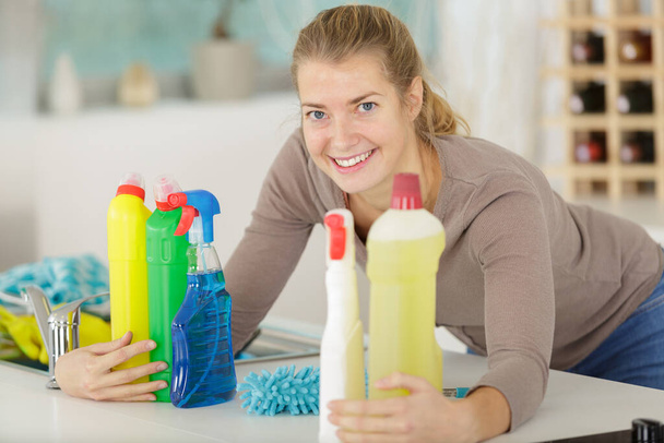 egy nő tisztítószerekkel - Fotó, kép
