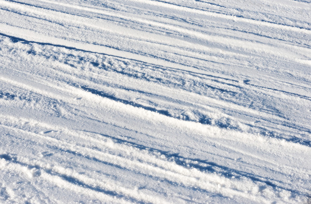 Foto da vicino dei segni degli sci sulla pista da neve
 - Foto, immagini