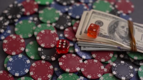 Fichas de poker y billetes de dólar en la mesa del casino. Apostando. poker como un juego de profesionales. responsabilidad por los juegos - Metraje, vídeo