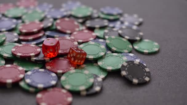 緑のテーブルの上のカジノポーカーチップ - 映像、動画