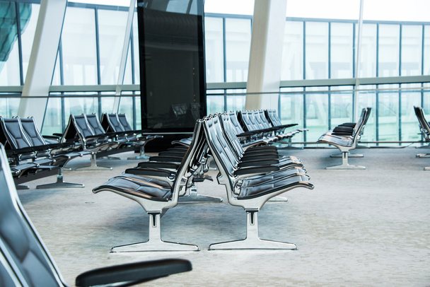Chaises noires à l'aéroport
 - Photo, image
