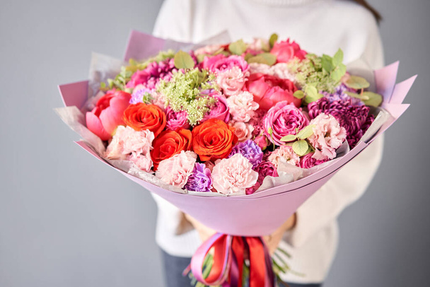 Nagy gyönyörű csokor vegyes virágok a nő kezét. Floral Shop koncepció. Gyönyörű friss vágott csokor. Virágok szállítása. - Fotó, kép