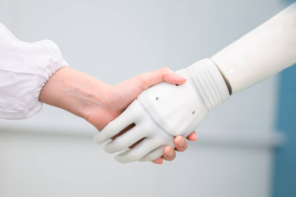 Techniczka sprawdzająca i kontrolująca sztuczną protezę dłoni w laboratorium, inżynier rozwoju z zaawansowaną technologią w produkcji protez, Interakcja sztucznej inteligencji - Zdjęcie, obraz