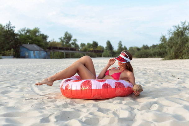 jovem mulher relaxante na praia - Foto, Imagem