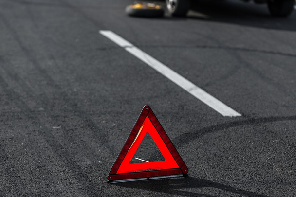 Red triangle of a car - Φωτογραφία, εικόνα