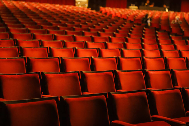 Samettinen punainen tuolit teatterissa, jatkuvuus linjat ja nu - Valokuva, kuva
