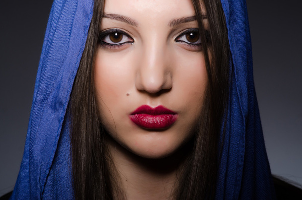 Νεαρή γυναίκα με μαντίλα - Φωτογραφία, εικόνα
