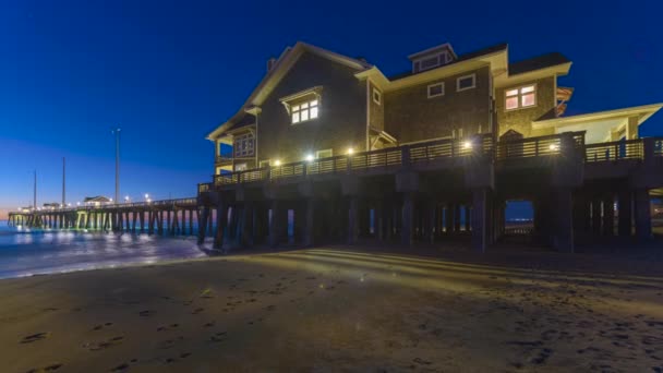 Jennette 's Pier in Nags Head, Βόρεια Καρολίνα, ΗΠΑ την αυγή. - Πλάνα, βίντεο